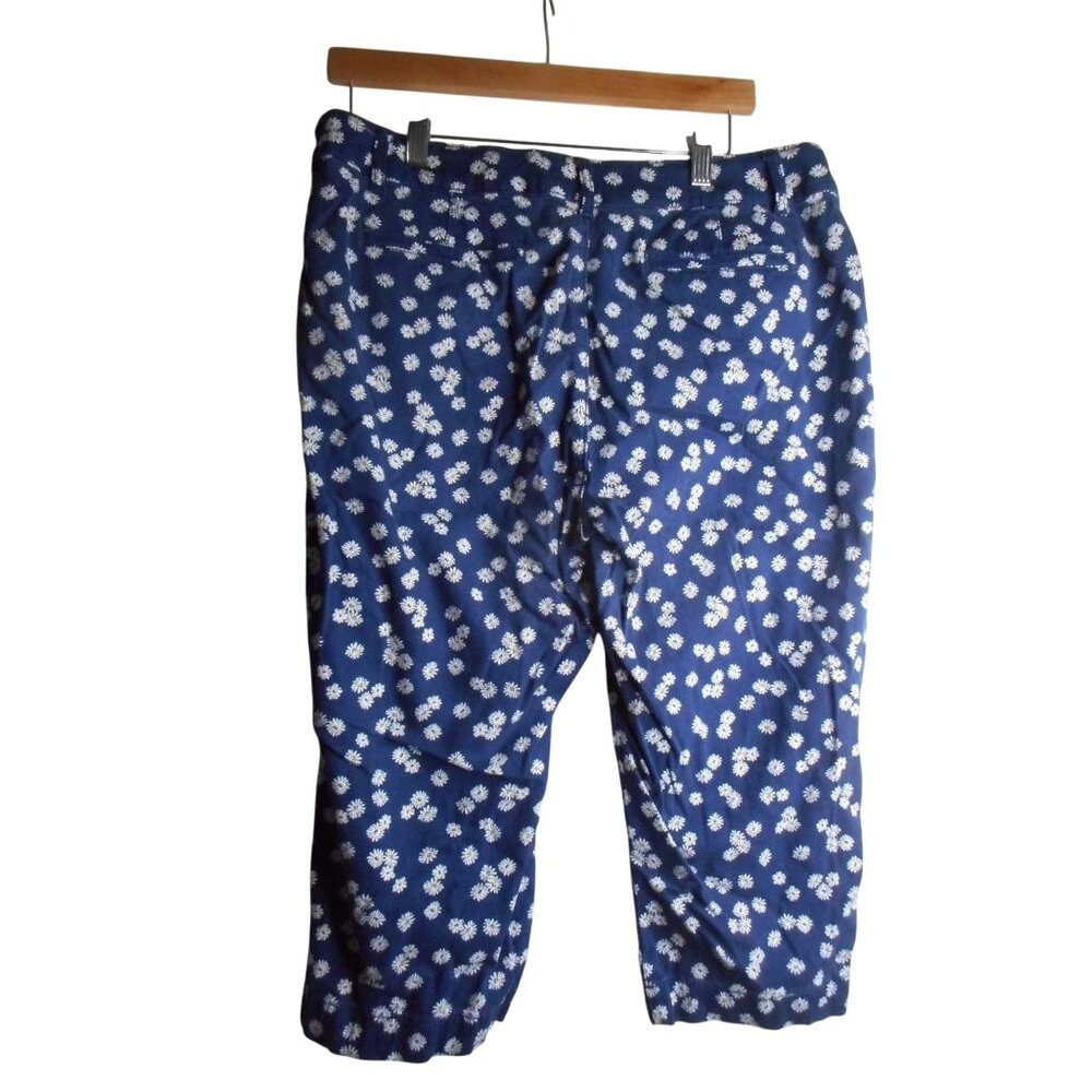 Blue Floral Daisy Sz 16  cotton Spandex blend Capri Pants St John's Bay - Picture 2 of 5